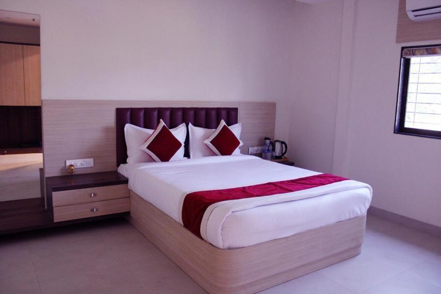Hotel Saineel Mumbai Bagian luar foto
